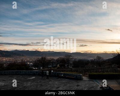 Kofu ville dans la soirée entouré de montagnes Banque D'Images