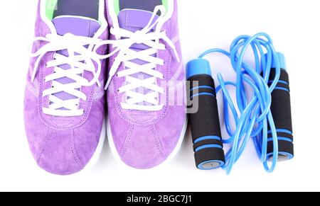 Baskets et équipement de sport. Photo conceptuelle du progrès de la forme physique. Isolé sur blanc Banque D'Images