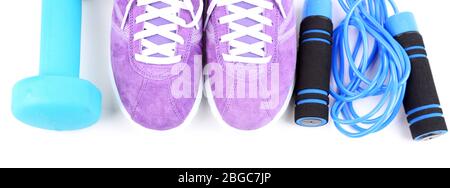 Baskets et équipement de sport. Photo conceptuelle du progrès de la forme physique. Isolé sur blanc Banque D'Images