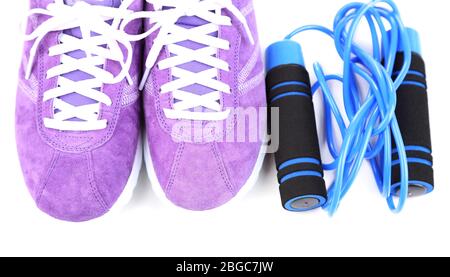 Baskets et équipement de sport. Photo conceptuelle du progrès de la forme physique. Isolé sur blanc Banque D'Images