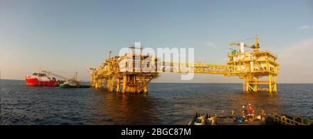 travaux d'hébergement sur la barge aux côtés de la plate-forme pétrolière entretien de la plate-forme offshore Banque D'Images