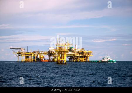 travaux d'hébergement sur la barge aux côtés de la plate-forme pétrolière entretien de la plate-forme offshore Banque D'Images