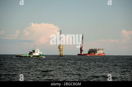 Bateau de travail d'hébergement ou ancrage AWB sur le champ d'huile pour l'entretien de la plate-forme d'huile Banque D'Images