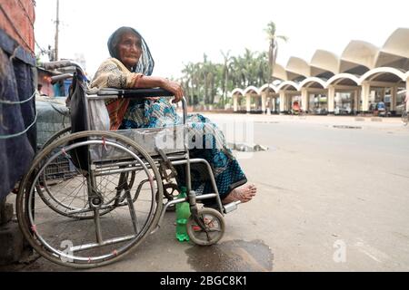 Dhaka, Bangladesh. 20 avril 2020. Une vieille femme en fauteuil roulant attend de recueillir des secours alimentaires au milieu de la crise du COVID -19 Coronavirus.A l'initiative de M. Mohammad Mazharul Islam Sentu, président de la Mosquée du Kamalapur-Jame du Sud, des secours alimentaires sont distribués chaque jour depuis le 26 mars. Crédit: SOPA Images Limited/Alay Live News Banque D'Images