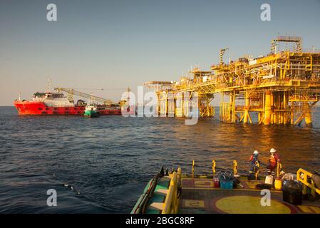 travaux d'hébergement sur la barge aux côtés de la plate-forme pétrolière entretien de la plate-forme offshore Banque D'Images