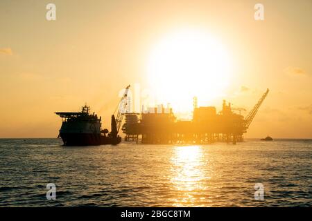 travaux d'hébergement sur la barge aux côtés de la plate-forme pétrolière entretien de la plate-forme offshore Banque D'Images