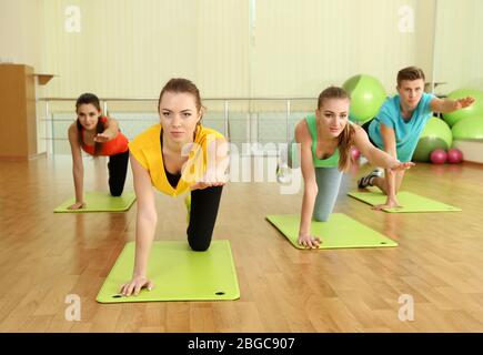 Jeunes gens magnifiques engagés dans la salle de gym Banque D'Images