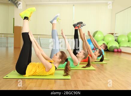 Jeunes gens magnifiques engagés dans la salle de gym Banque D'Images