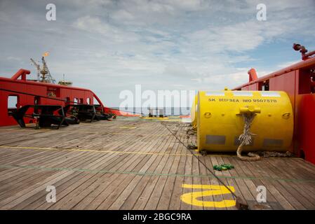 opération de manutention d'ancrage en quatre points effectuée sur un navire à pont pour engin pétrolier en mer Banque D'Images