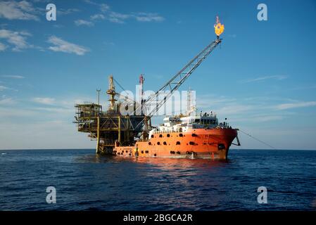 travaux d'hébergement sur la barge aux côtés de la plate-forme pétrolière entretien de la plate-forme offshore Banque D'Images