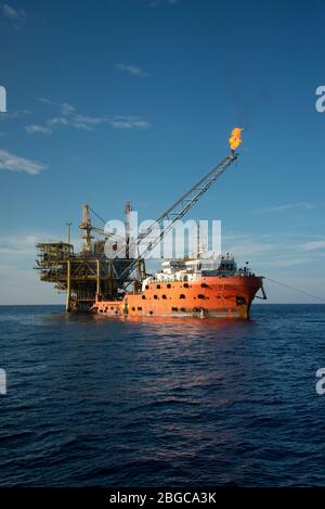 travaux d'hébergement sur la barge aux côtés de la plate-forme pétrolière entretien de la plate-forme offshore Banque D'Images