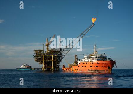 travaux d'hébergement sur la barge aux côtés de la plate-forme pétrolière entretien de la plate-forme offshore Banque D'Images