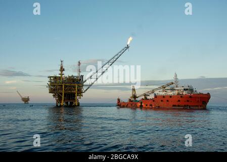 travaux d'hébergement sur la barge aux côtés de la plate-forme pétrolière entretien de la plate-forme offshore Banque D'Images