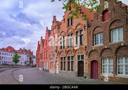 Maisons en briques colorées médiévales dans la partie historique de Bruges, Belgique Banque D'Images