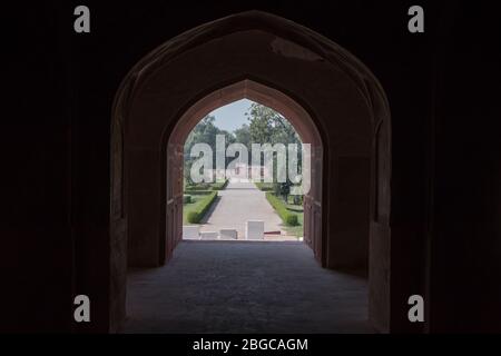 La tombe de Nur Jahan, un mausolée du XVIIe siècle à Lahore, au Pakistan, qui fut construit pour l'impératrice mughole Nur Jahan. Banque D'Images