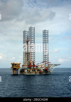 installation de l'installation de l'engin de levage en mer assisté par un navire offshore Banque D'Images