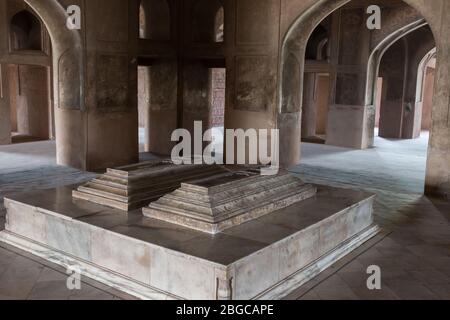 La tombe de Nur Jahan, un mausolée du XVIIe siècle à Lahore, au Pakistan, qui fut construit pour l'impératrice mughole Nur Jahan. Banque D'Images