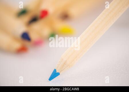 Gros plan photo de crayons de couleur sur fond blanc Banque D'Images