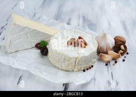 Délicieux fromage italien sur table en bois Banque D'Images