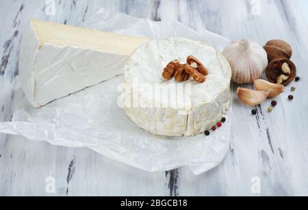 Délicieux fromage italien sur table en bois Banque D'Images