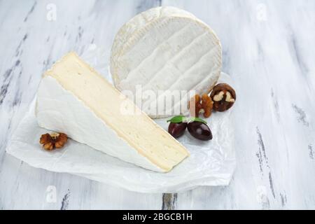 Délicieux fromage italien sur table en bois Banque D'Images