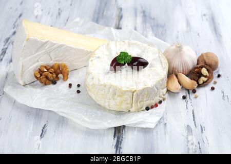 Délicieux fromage italien sur table en bois Banque D'Images