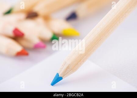 Gros plan photo de crayons de couleur sur fond blanc Banque D'Images