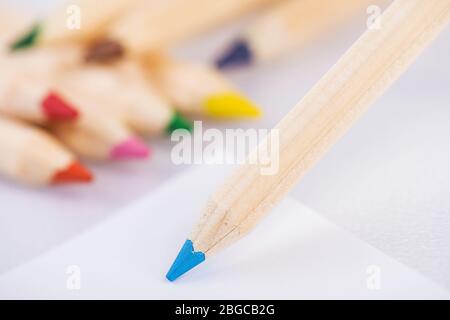 Gros plan photo de crayons de couleur sur fond blanc Banque D'Images