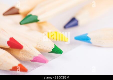 Gros plan photo de crayons de couleur sur fond blanc Banque D'Images