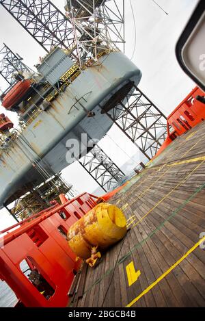 opération de manutention d'ancrage en quatre points effectuée sur un navire à pont pour engin pétrolier en mer Banque D'Images