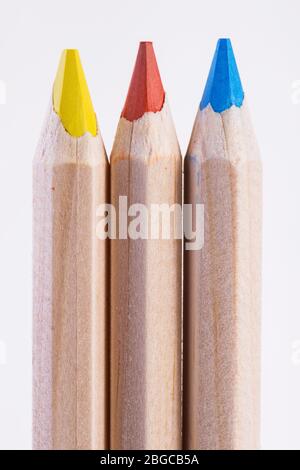 gros plan de trois crayons de couleur verticalement Banque D'Images