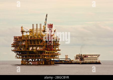 travaux d'hébergement sur la barge aux côtés de la plate-forme pétrolière entretien de la plate-forme offshore Banque D'Images