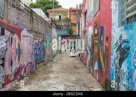 Art de rue et graffiti dans les allées autour de la zone Vila Madalena de Sao Paulo, Brésil, une attraction touristique populaire Banque D'Images