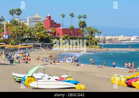 Vue sur Playa de Arroyo de la miel y los Melilleros à Castillo Bi-il, Benalmadena Costa, Costa del sol, Malaga Province, Espagne. Banque D'Images