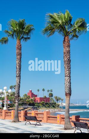 Vue sur Playa de Arroyo de la miel y los Melilleros à Castillo Bi-il, Benalmadena Costa, Costa del sol, Malaga Province, Espagne. Banque D'Images