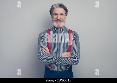 Portrait de son beau homme imposant chic et élégant homme gai, directeur général de la société, le chef de file a replié les bras isolés Banque D'Images