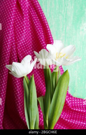 Magnifiques tulipes sur fond en tissu couleur Banque D'Images