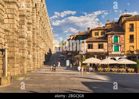 Segovia, Ségovie, Province de Castille et León, Espagne. L'aqueduc romain sur la Plaza del Azoguejo qui date de la 1ère ou 2ème ANNONCE de siècle. L'ancien remorquer Banque D'Images