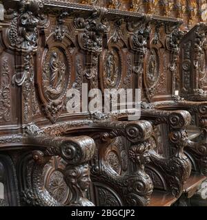 La Mezquita. La Mosquée. Intérieur. Le choeur en bois sculpté du XVIIIe siècle stalles à l'arrière de la cathédrale de la mosquée. Ils sont le travail de SC espagnol Banque D'Images