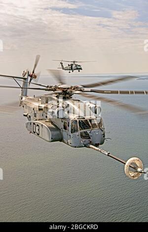 Le CH-53 K King Stallion se branche avec succès dans une drogue en forme d'entonnoir tractée derrière un KC-130 J lors des tests de réveil par ravitaillement aérien sur la baie de Chesapeake. Photos USN par Erik Heldebrandt. Banque D'Images