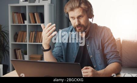 Homme télétravail, casque activé Banque D'Images