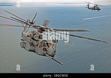 Le CH-53 K King Stallion se branche avec succès dans une drogue en forme d'entonnoir tractée derrière un KC-130 J lors des tests de réveil par ravitaillement aérien sur la baie de Chesapeake. Photo d'Erik Hildebrandt. Banque D'Images