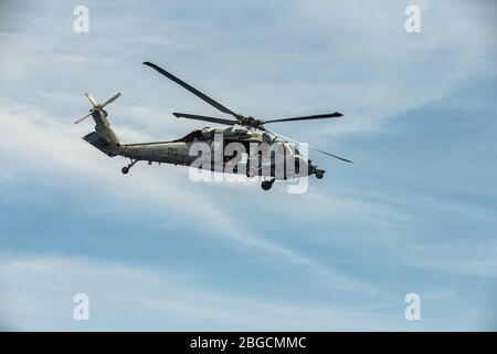 MER DE CHINE MÉRIDIONALE (18 avril 2020) un hélicoptère de la buse de mer MH-60 affecté au Escadron de combat de la mer d'hélicoptère (HSC) 25, à bord d'un navire d'assaut amphibie USS America (LHA 6), part du pont de vol de l'Amérique. Les marines et marins à bord de l'Amérique effectuent régulièrement des opérations de vol tout en étant en cours pour maintenir leur état de préparation à répondre aux éventualités. L'Amérique, phare du America Expeditionary Strike Group, 31 Meu Team, opère dans la 7ème zone d'opérations de la flotte américaine pour améliorer l'interopérabilité avec les alliés et les partenaires et servir de réponse prête f Banque D'Images