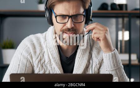 Homme travaillant à distance Banque D'Images