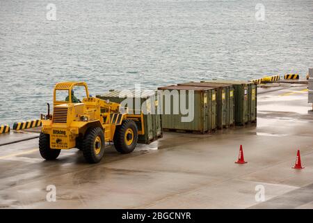 BASE NAVALE WHITE BEACH, Okinawa (7 avril 2020) les marins avec le quai de débarquement de classe île Whidbey USS Germantown (LSD 42) déplacent des conteneurs de stockage. Le 31 MEU et Germantown ont achevé les opérations portuaires pendant une période en cours en mer. Germantown, qui fait partie du America Expeditionary Strike Group, 31 Meu Team, opère dans la 7ème zone d'opérations de la flotte américaine pour améliorer l'interopérabilité avec les alliés et les partenaires et servir de force de réponse prête pour défendre la paix et la stabilité dans la région d'Indo-Pacifique. (Photo officielle du corps marin des États-Unis par le Cpl lance. Joshua Sechser) Banque D'Images