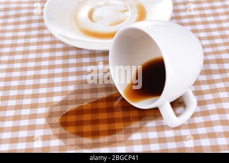 Tasse de café retournée sur la table en gros plan Banque D'Images