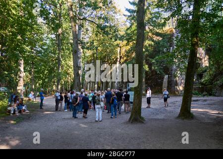 Touristen vor dem Luftschutzunker von Adolf Hitler, Wolfsschanze, Masuren, Polen, Europa Banque D'Images