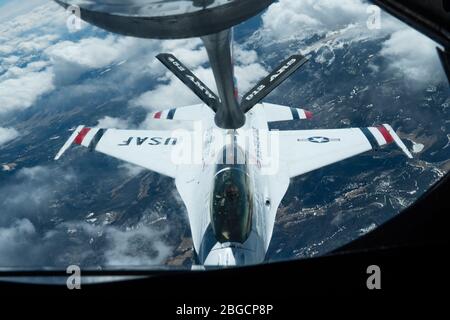 Un Falcon F-16 Thunderbird des États-Unis réfute le boom d'un Stratotanker KC-135 sur le Colorado le 18 avril 2020. Le 912ème ARS a fourni un soutien au ravitaillement en carburant dans l'air aux Thunderbirds de l'armée de l'air des États-Unis pour leur autopont de graduation de l'Académie de l'air des États-Unis. (Photo DE la Force aérienne AMÉRICAINE par Tech. Sgt. Nick Kibbey) Banque D'Images