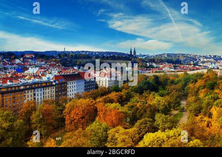 Vue sur le Vysegrad à Prague, République tchèque en automne avec cathédrale et toits rouges, voyage saisonnier Banque D'Images