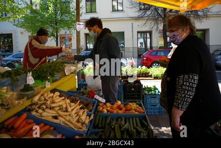 Prague, République tchèque. 20 avril 2020. Les gens achètent des légumes sur un marché de produits agricoles autorisé à rouvrir lundi à Prague, en République tchèque, le 20 avril 2020. Crédit: Dana Kesnerova/Xinhua/Alay Live News Banque D'Images